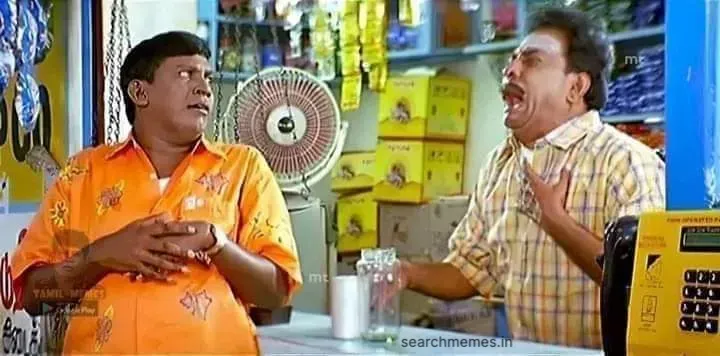 Vadivelu smirking at Singamuthu who is crying dramatically in a provision store