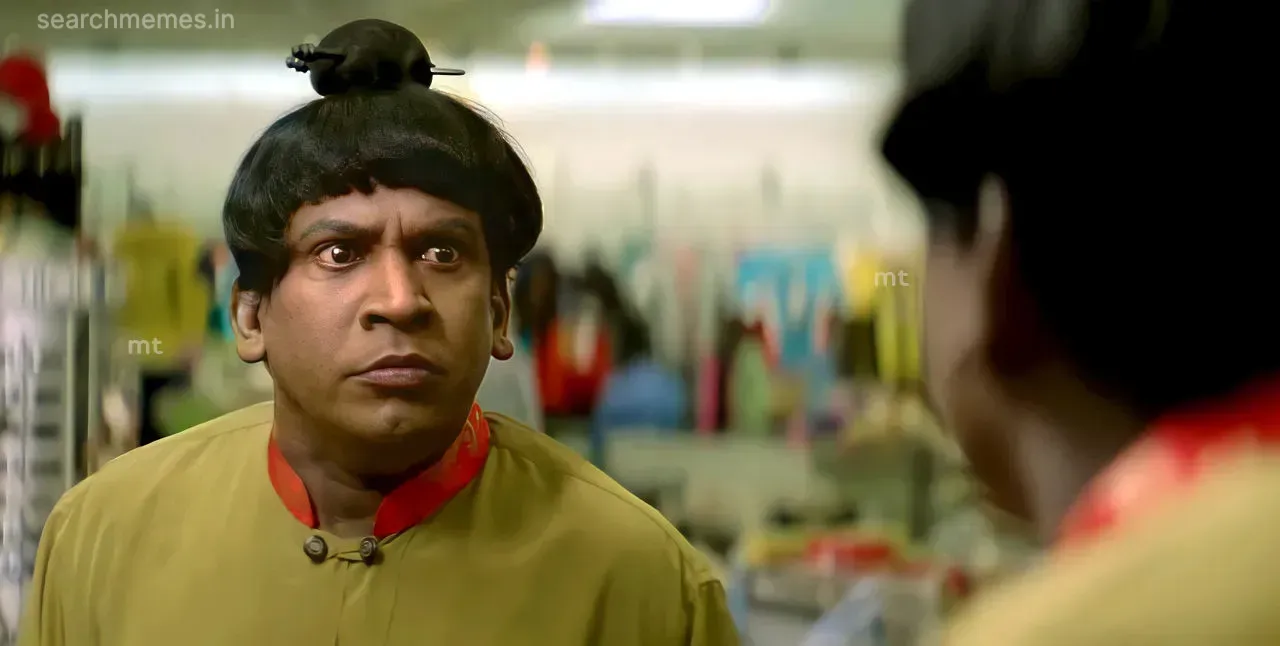 Vadivelu staring stunned at his own reflection in a shopping store mirror