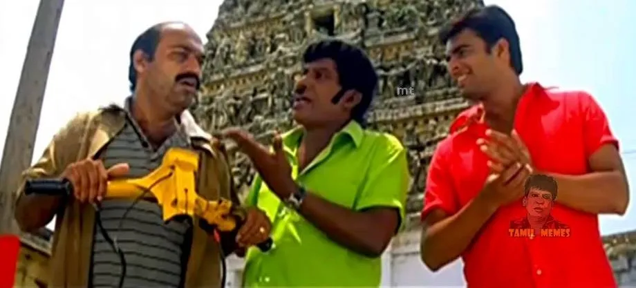 Vadivelu looking with pity in a scene from Rendu